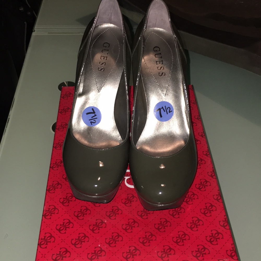 Guess pumps
